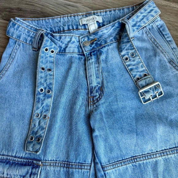 Forever 21 Utility Cargo Jeans with Belt Light Wash Denim Size 24 - Picture 4 of 16